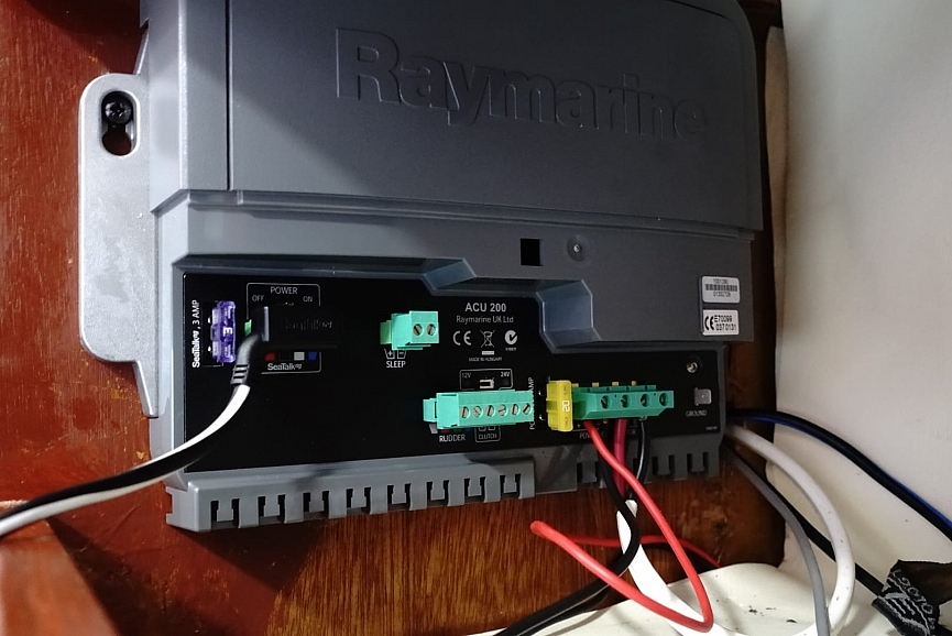 Installing an autopilot Raymarine Evolution EV1 / ACU200 Defylife